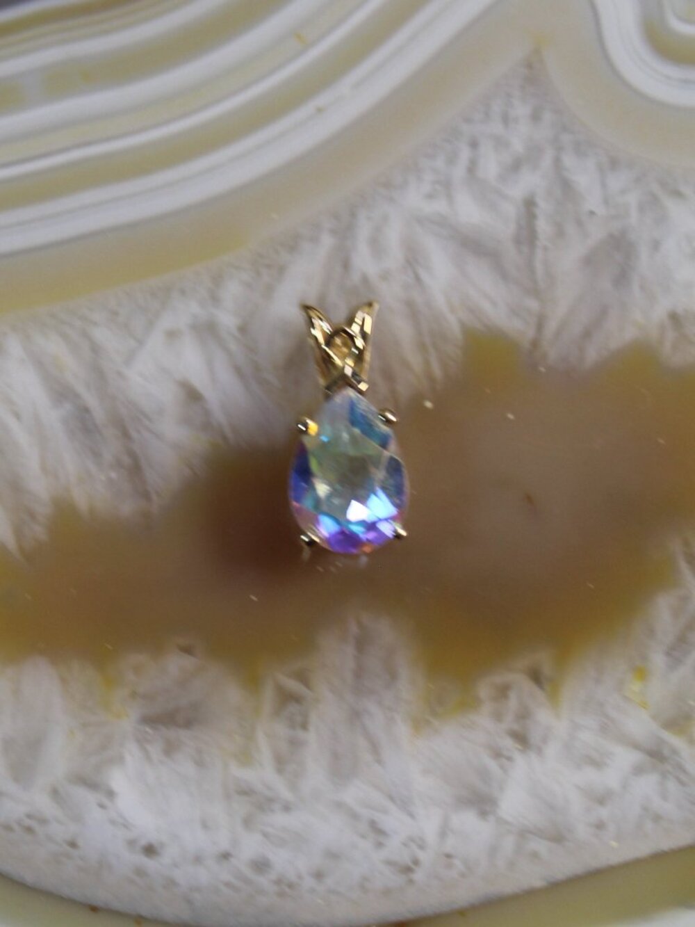 14K Yellow Gold Mercury Mist Topaz Pendant - 1.38g